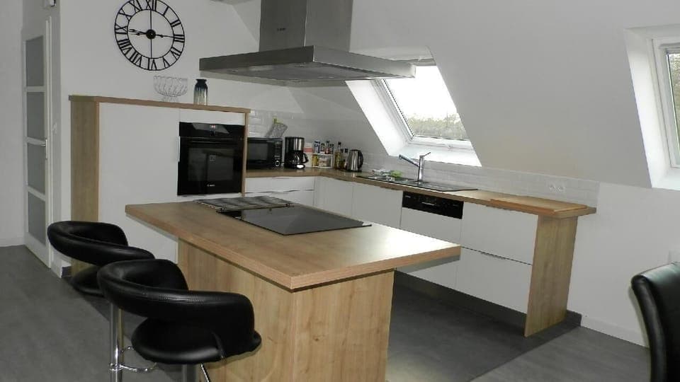 Kitchen area with induction cooker, fridge / freezer, dishwasher 12 places, pyrolysis oven, microwave, coffee machine...