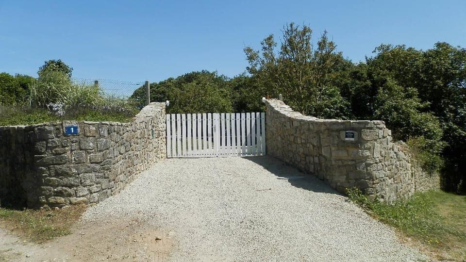 Entrance of property Automatic gate with digicode and remote control.