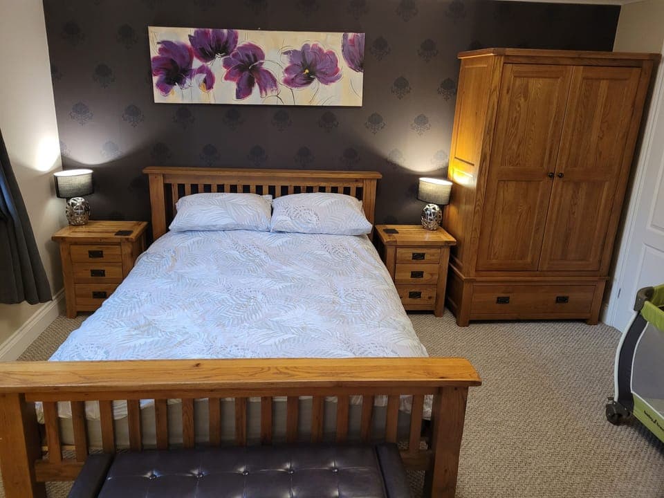 kingsize bed with ensuite shower room