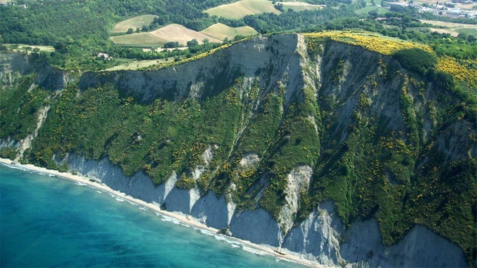 w w w. a p p a r t a m e n t i l a r o s a d e i v e n t i. i t 