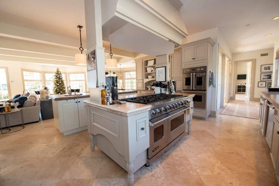 Kitchen with 4 owens ad 