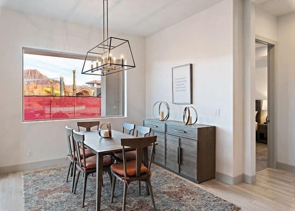 Seating for 6 at the dining room table