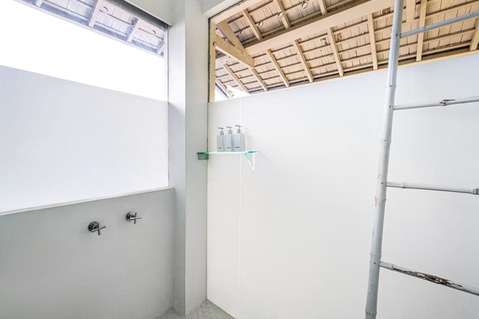 En-suite bathroom with indoor rainshower