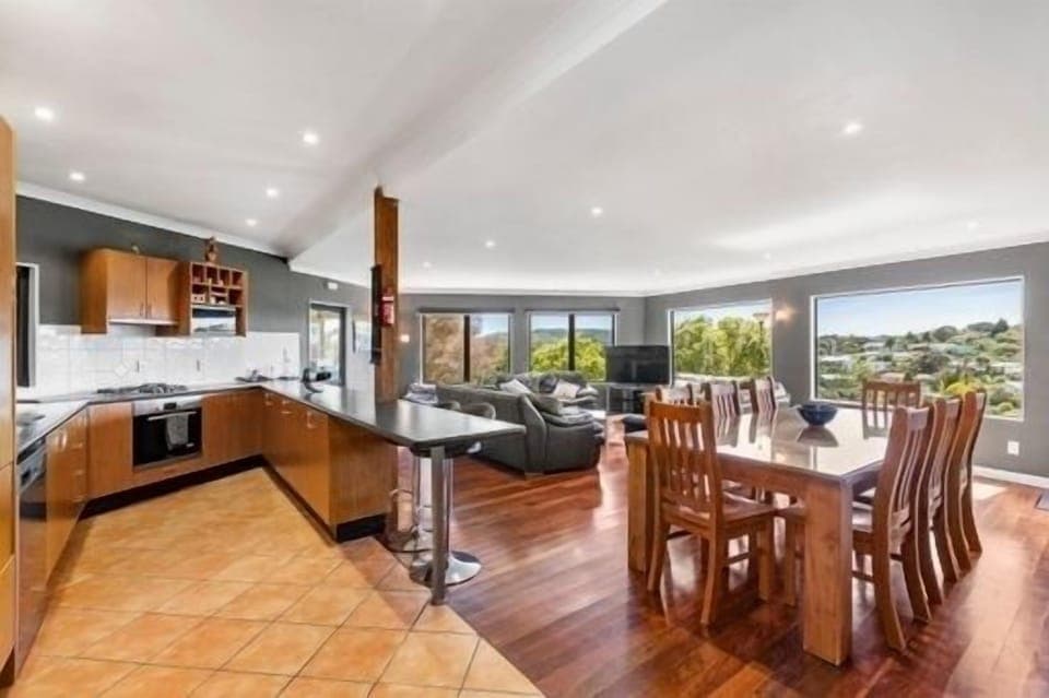 Entertainers dream kitchen, huge open plan kitchen/lounge