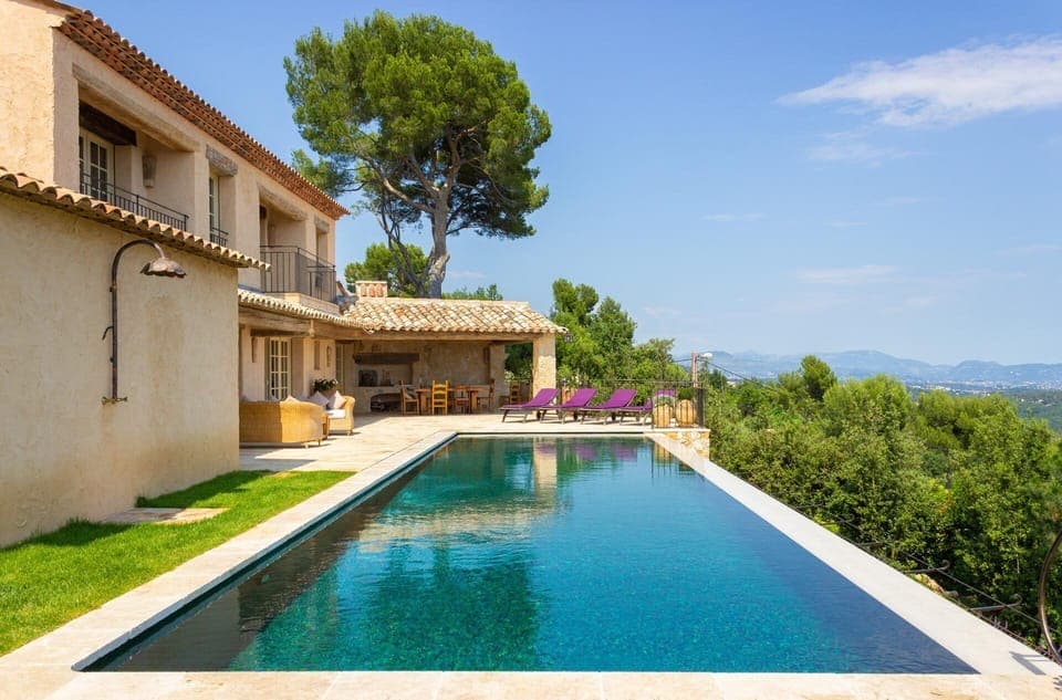 Exceptional sea views from salt water infinity 
pool, heated upon request.