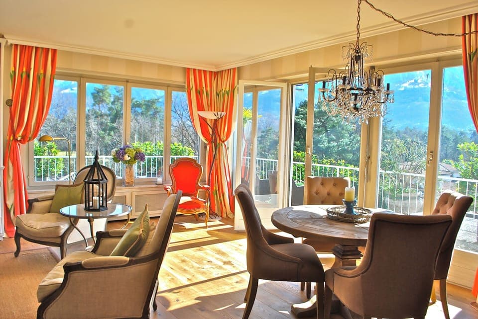 Spacious & Bright: Dining area with french doors opening onto terrace 