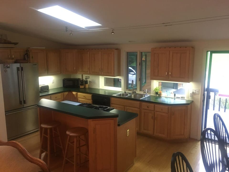 Kitchen and breakfast bar