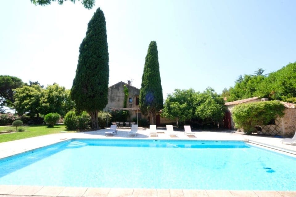 MAUSSANE LES ALPILLES vacation rental, Provençal farmhouse to rent with all comfort for 14 people. Online reservation with Plaisirs & Maisons de Provence garden