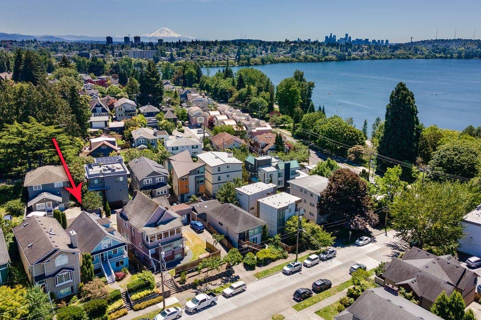 Great location just a half block from the lake and near cafes and restaurants