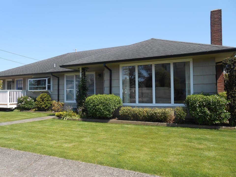 Lots of rainy day entertainment in this house. Pool table, ping pong, wi-fi