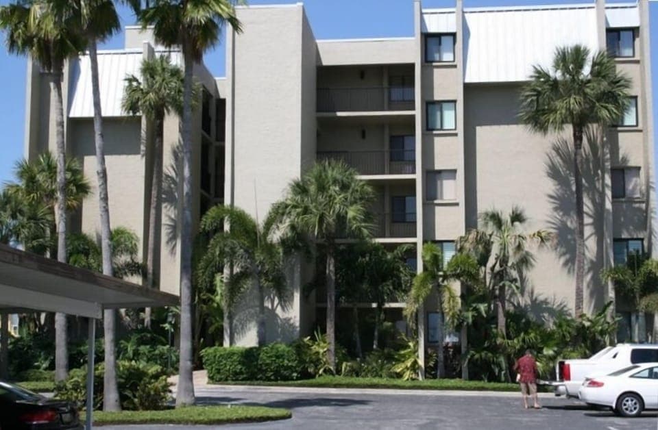 Parking area and front of building 'The Shores'