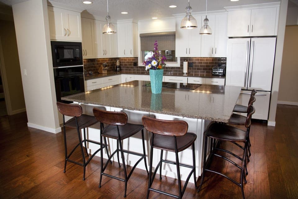 Well equipped kitchen with plenty of seating