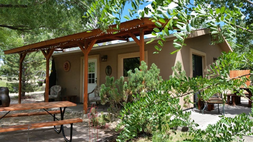 Grizzly Rose Guest Cottage 