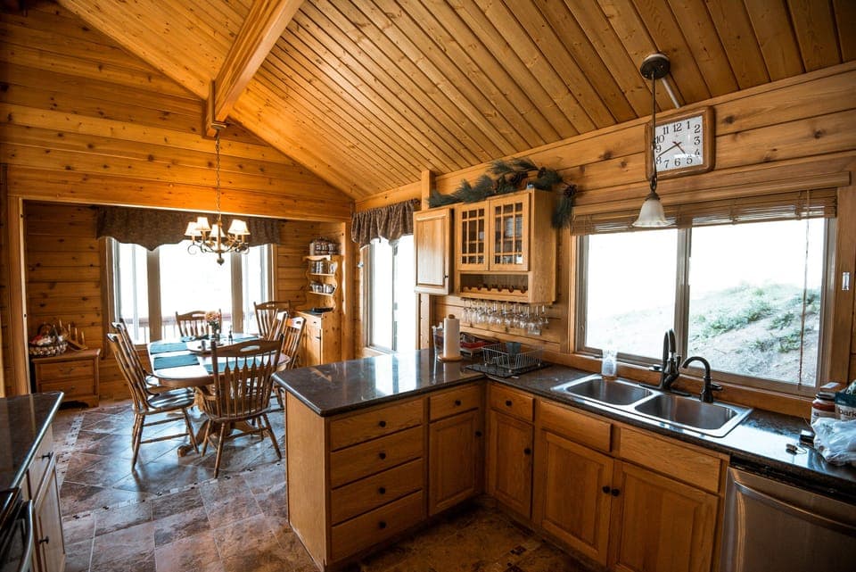 Dining area to kitchen