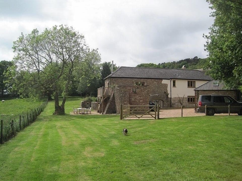 Luggs Barn enjoys a huge private garden
