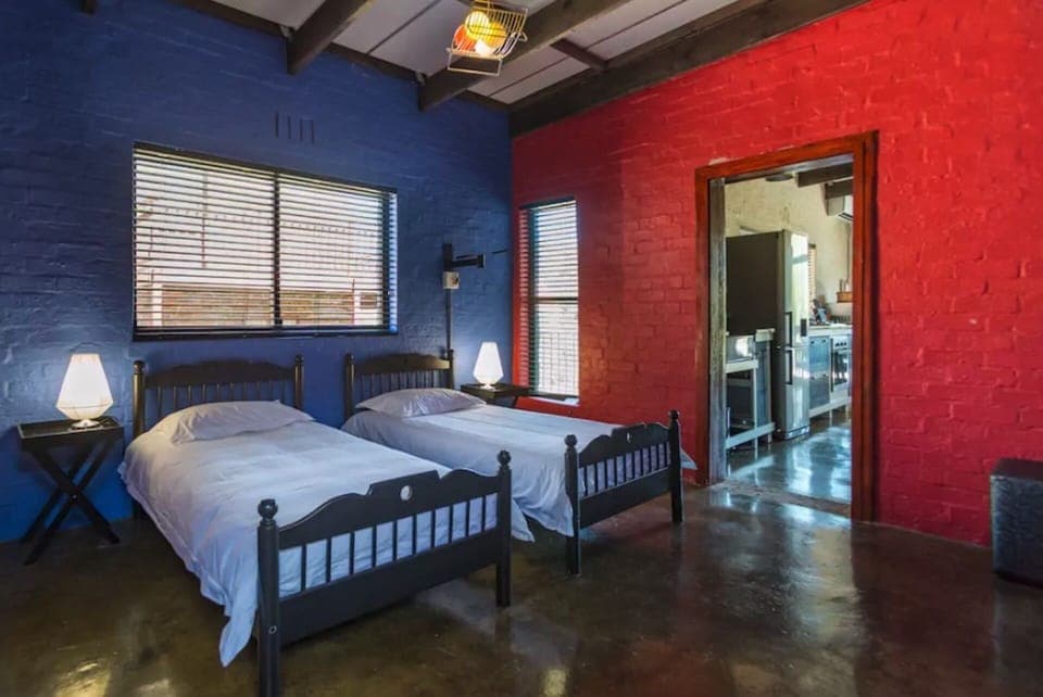 2nd bedroom with 2 single beds