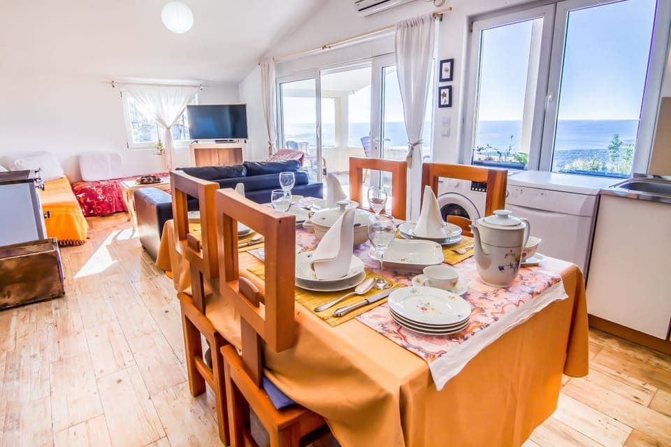 Alongside the kitchen, the dining area can seat 6 persons.