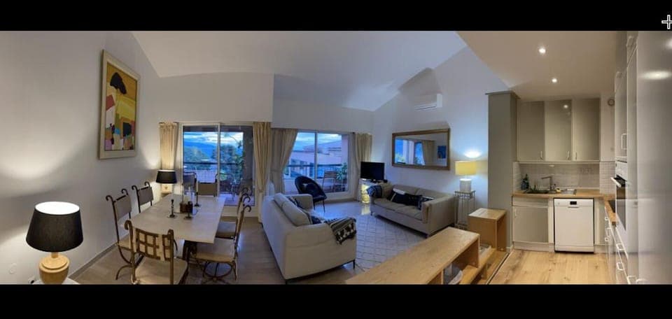 Panorama of the open-plan living area and kitchen
