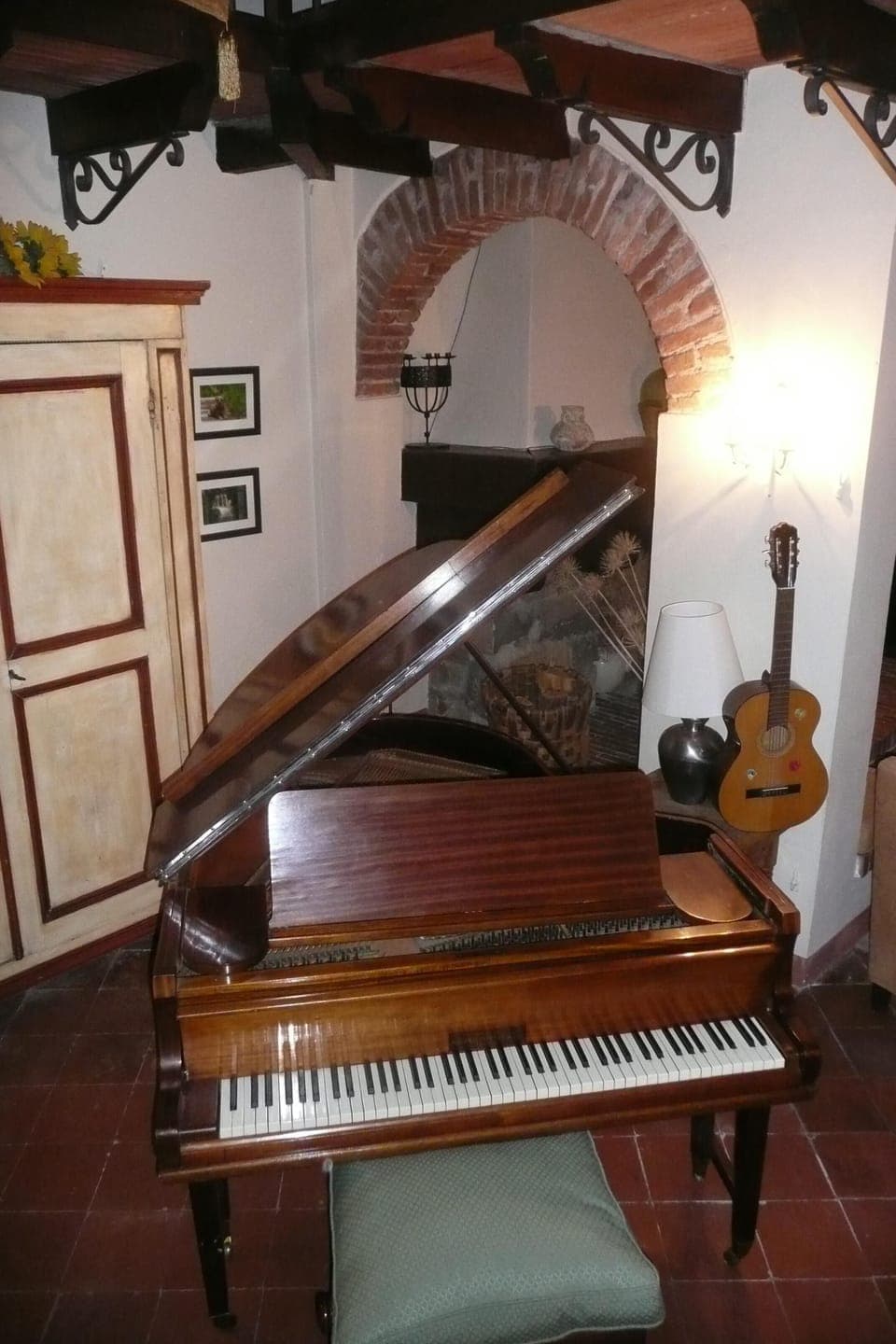 Piano and guitar for geuests entertainment