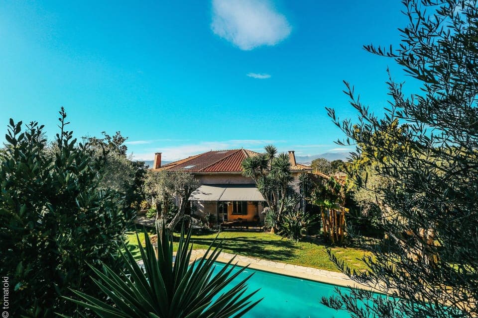 Overview of the villa Douchka and its pool