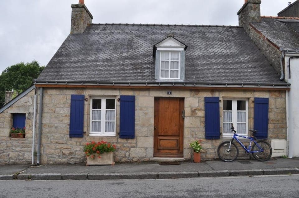 Cheerful and comfortable stone cottage on quiet side street