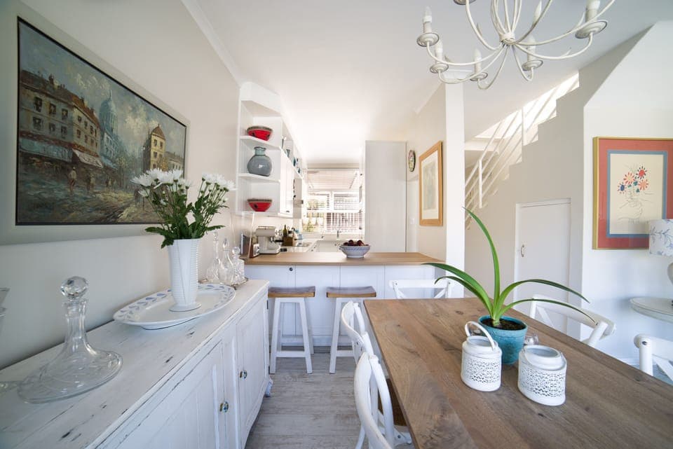 Dining area & breakfast bar