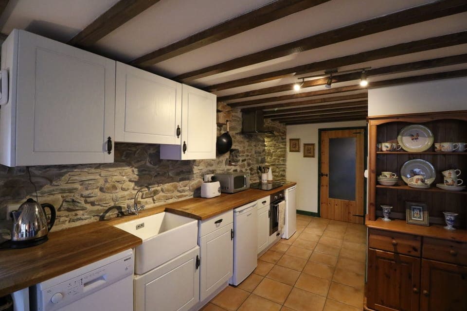 The fully equipped kitchen: double oven, fridge, freezer, dishwasher, microwave.