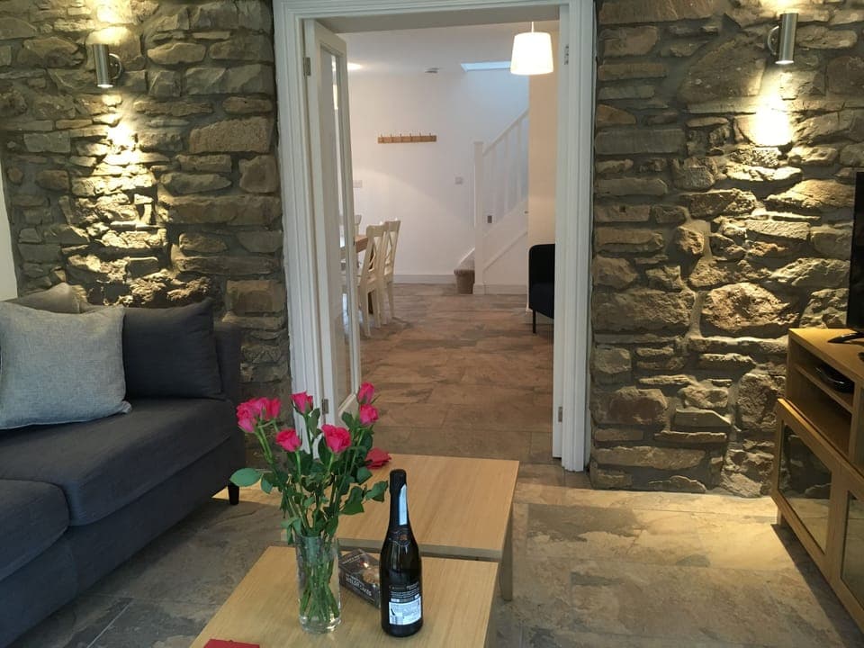 Ty Glo Cottage Brecon Lounge into Dining area 