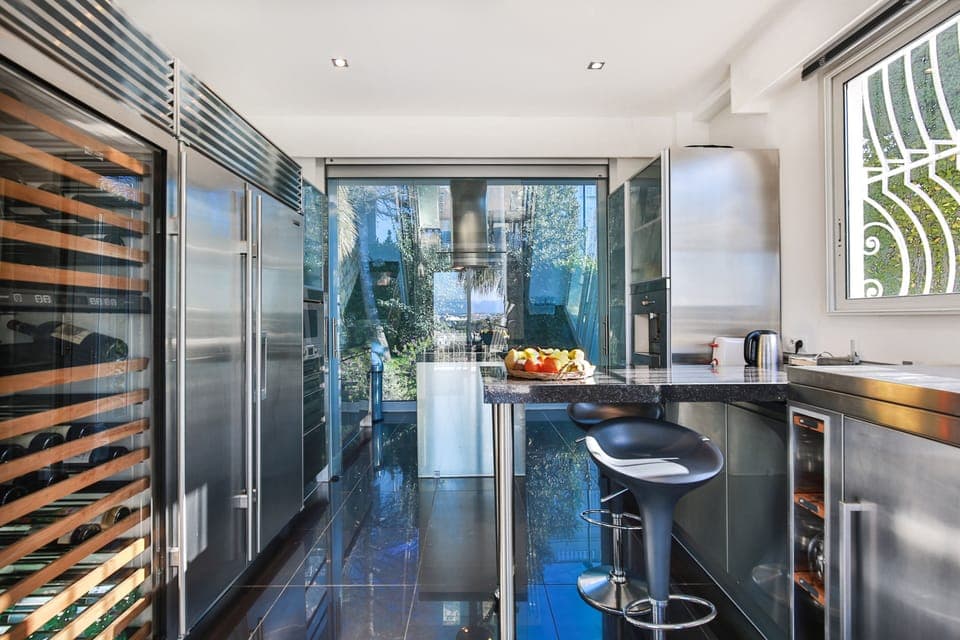 Kitchen with breakfast counter