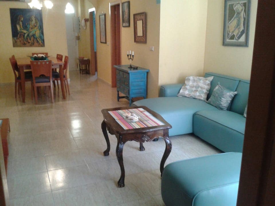 Salon & dining space