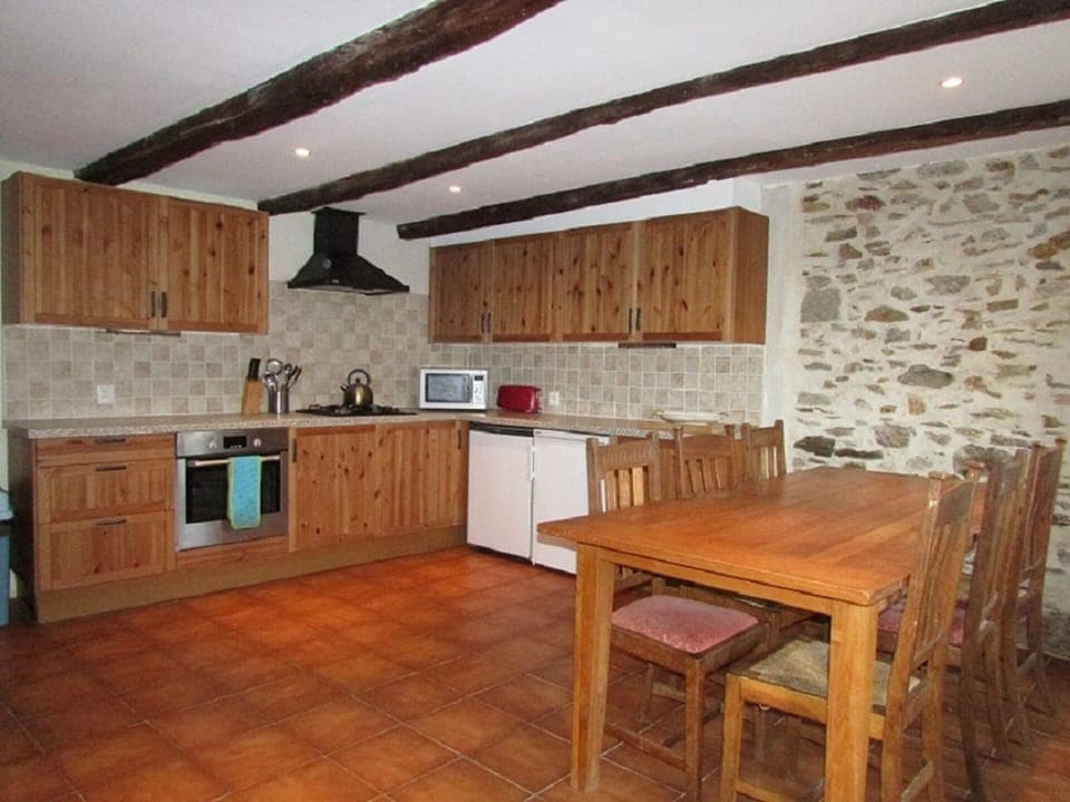 Fitted kitchen with dining table
