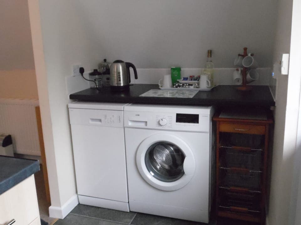 Kitchen with dish washer and washing machine