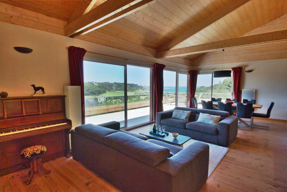 Open and spacious living room. Sea view and access to terrace.