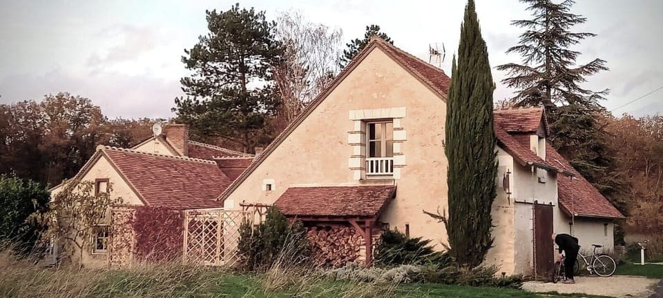 Side cottage (bedroom 1). connecting veranda in the middle and barn (bedroom 2)