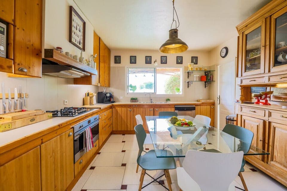 Large fitted kitchen