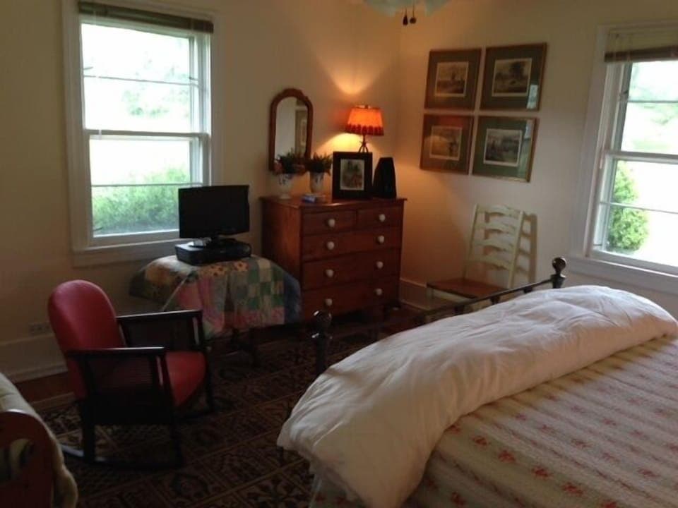 queen bed room #1