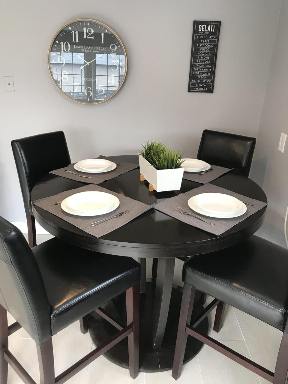 Kitchen sitting area.