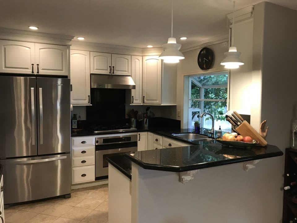 Updated kitchen, perfect for those who like to cook. 