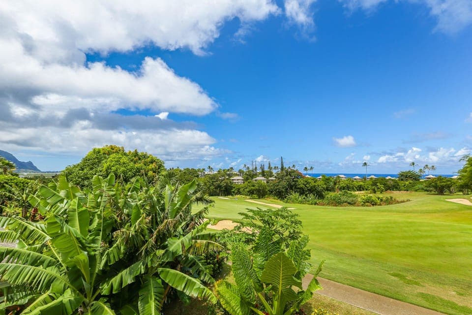 Enjoy the direct view of the Makai Golf Course.