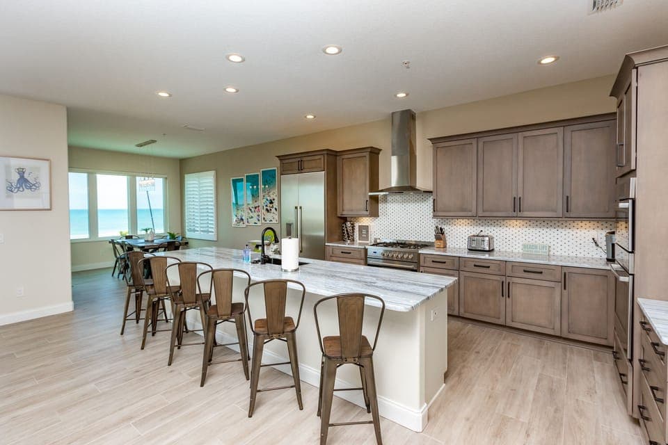 WELL STOCKED KITCHEN FOR YOUR COOKING NEEDS! 