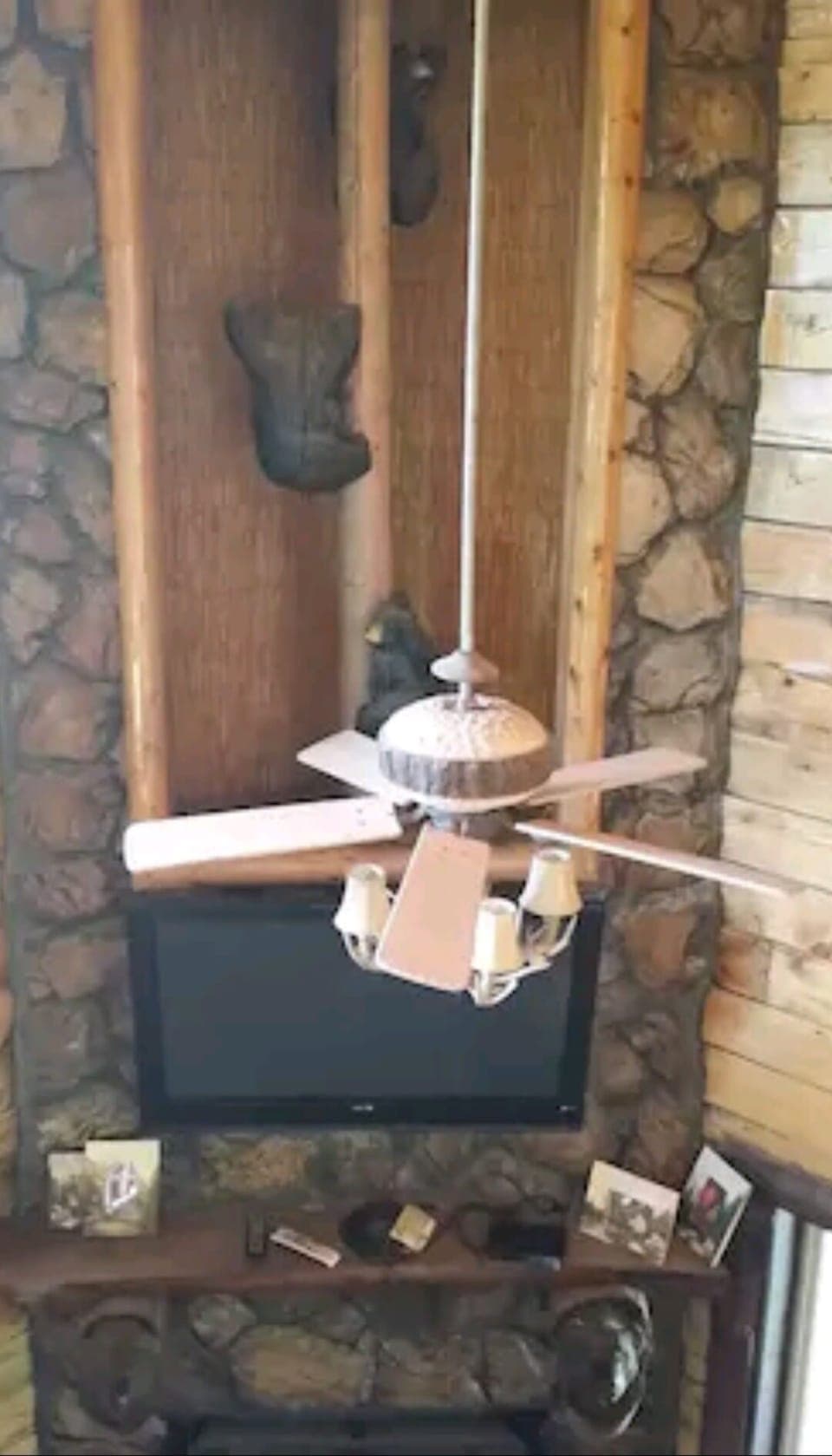 FLIP A SWITCH AND THE BABY BEARS GO AROUND AND AROUND  AS THE POLE TURNS!