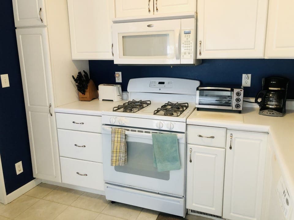 Kitchen stove, toaster, & toaster oven