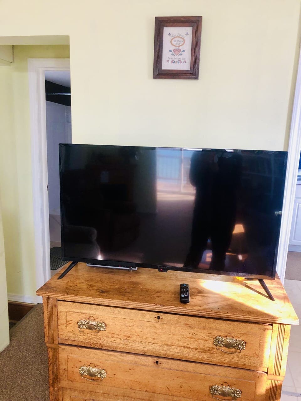 Family room smart tv Netflix, Prime, local Chanel apps, etc