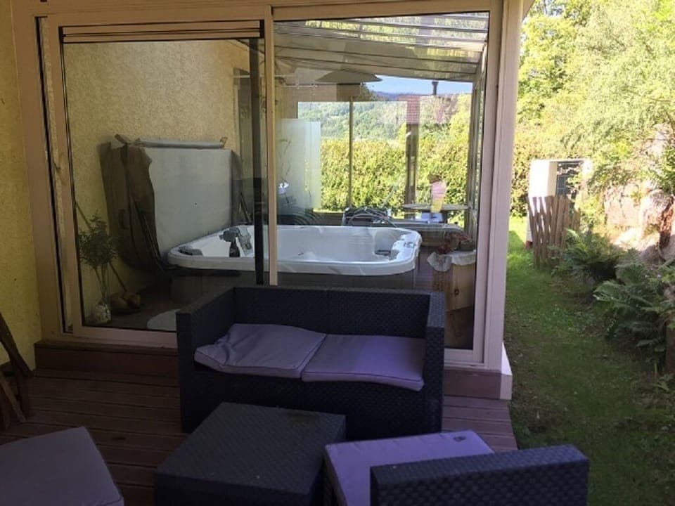Outdoor spa tub
