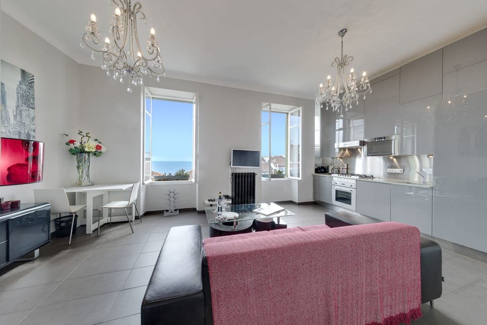 Lovely, light and airy open plan living with 2 bedrooms, bathroom, sea view!