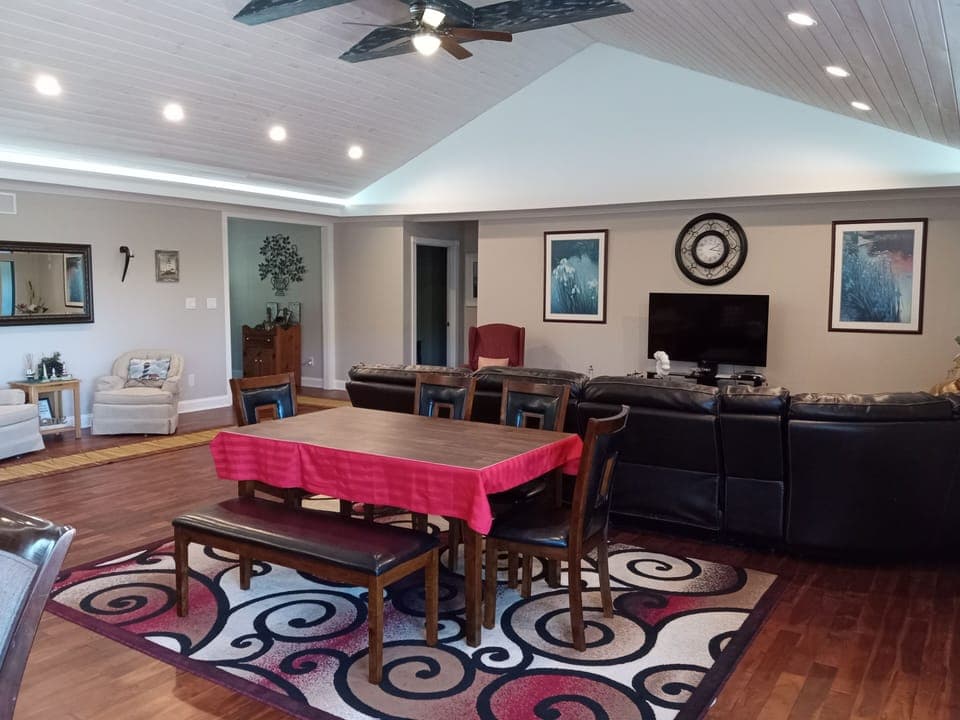 2 dining tables, luxurious leather sectional. Open and bright main floor area.