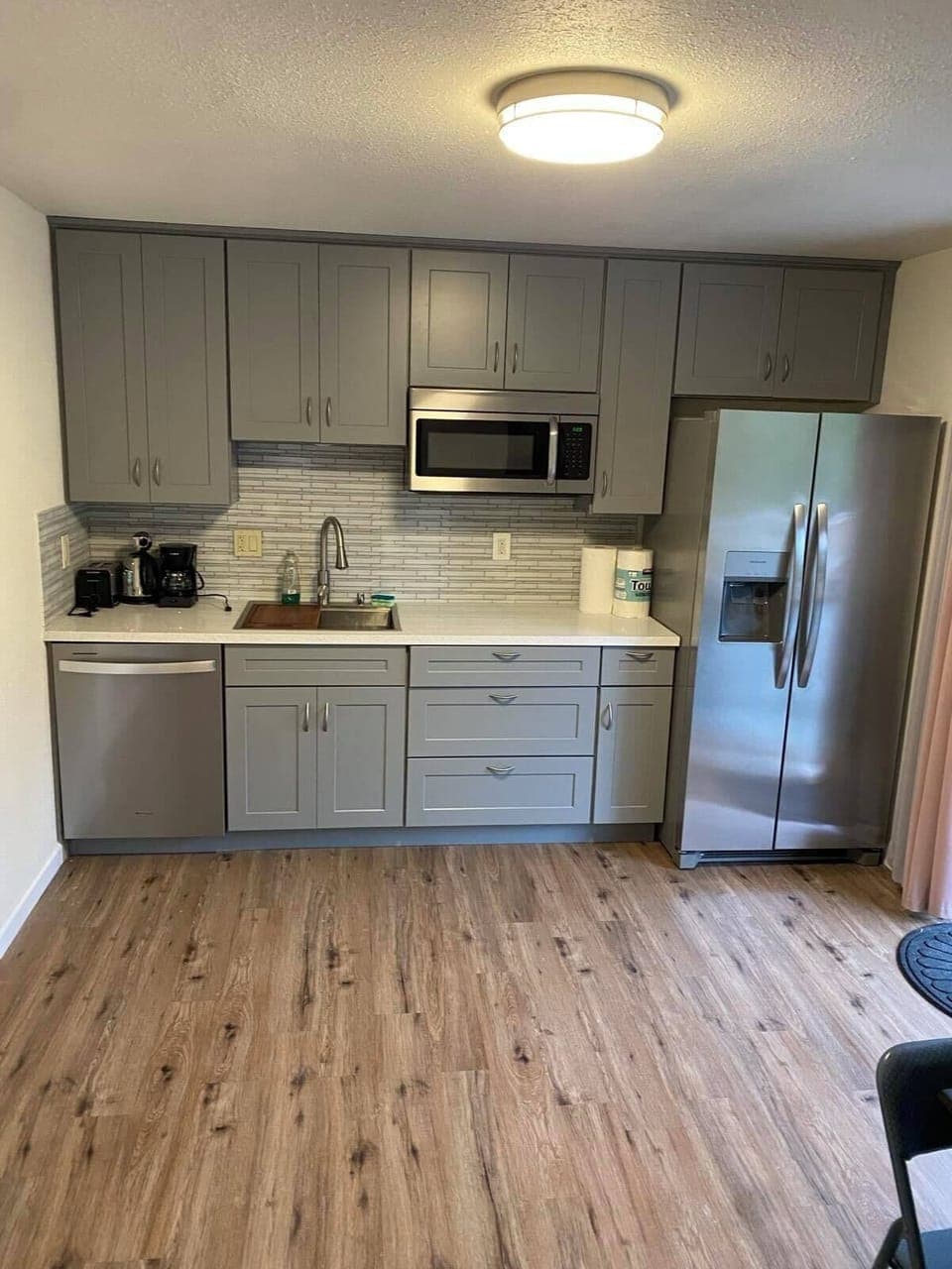 Kitchenette: A handy wet bar perfect for quick meals and snacks.
