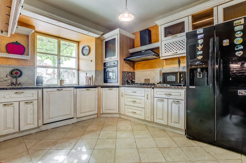 Fully equipped kitchen.