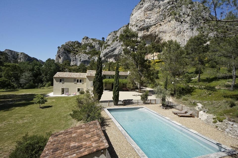 Overview of the property in the Park of Les Alpilles