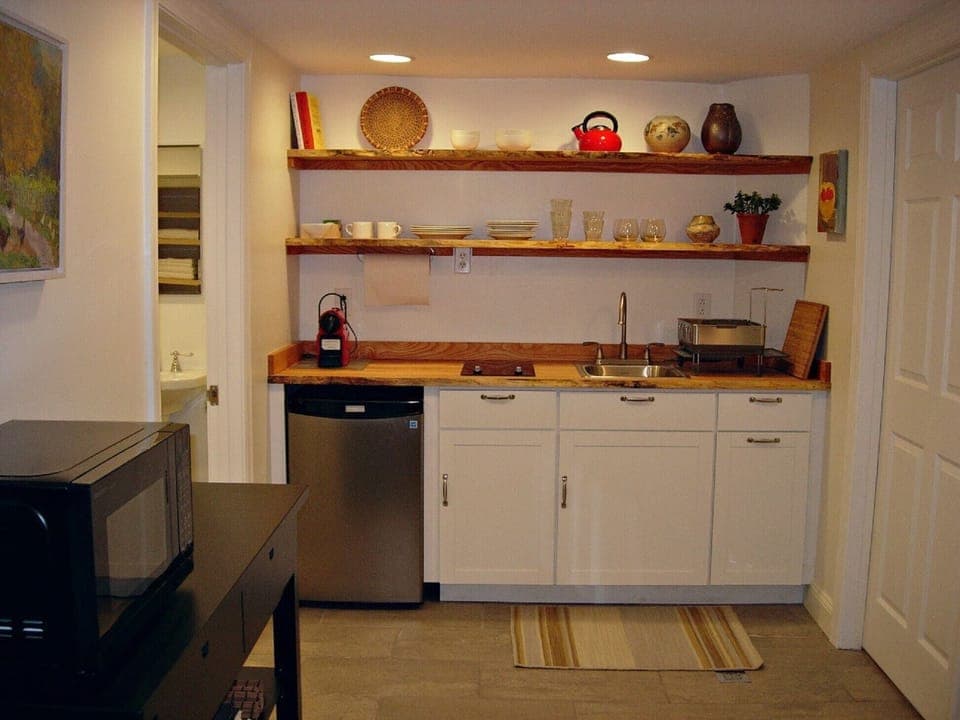 Kitchenette with Nespresso machine at the ready. Coffee and tea provided.